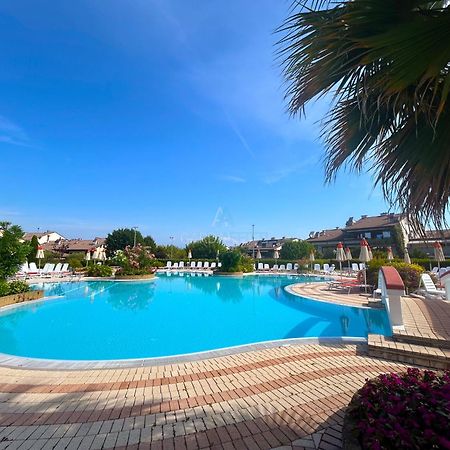 Perla Apartment - 3 Piscine E Un Bar - Desenzano Десенцано дел Гарда Екстериор снимка