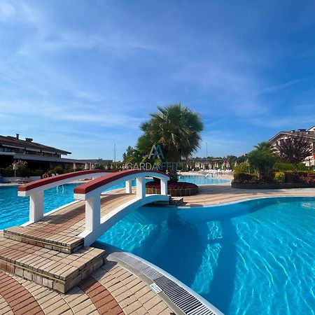 Perla Apartment - 3 Piscine E Un Bar - Desenzano Десенцано дел Гарда Екстериор снимка