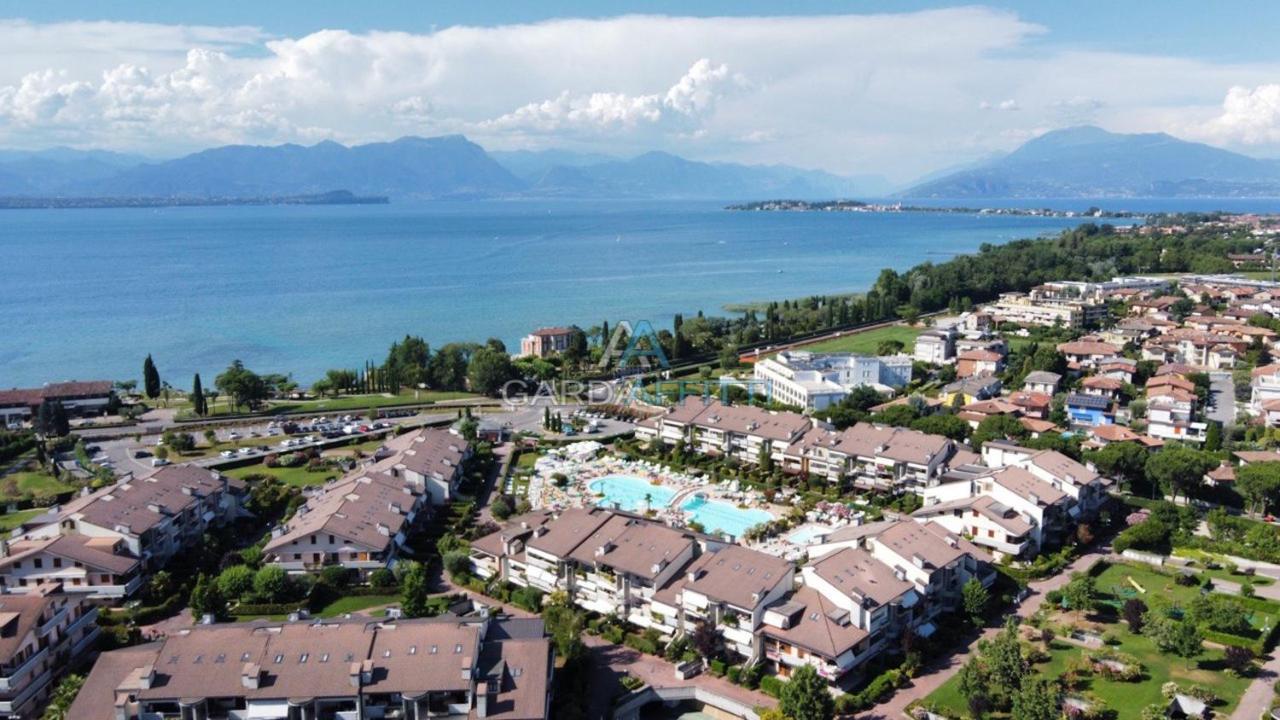 Perla Apartment - 3 Piscine E Un Bar - Desenzano Десенцано дел Гарда Екстериор снимка