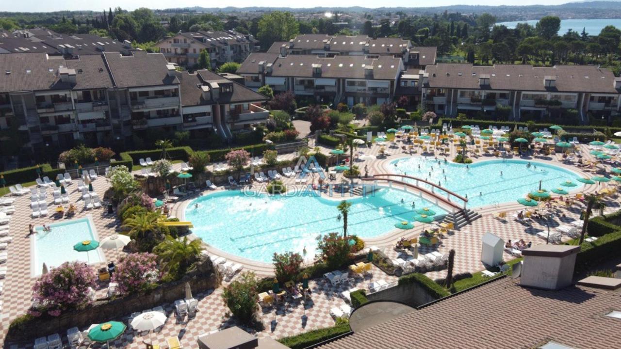 Perla Apartment - 3 Piscine E Un Bar - Desenzano Десенцано дел Гарда Екстериор снимка