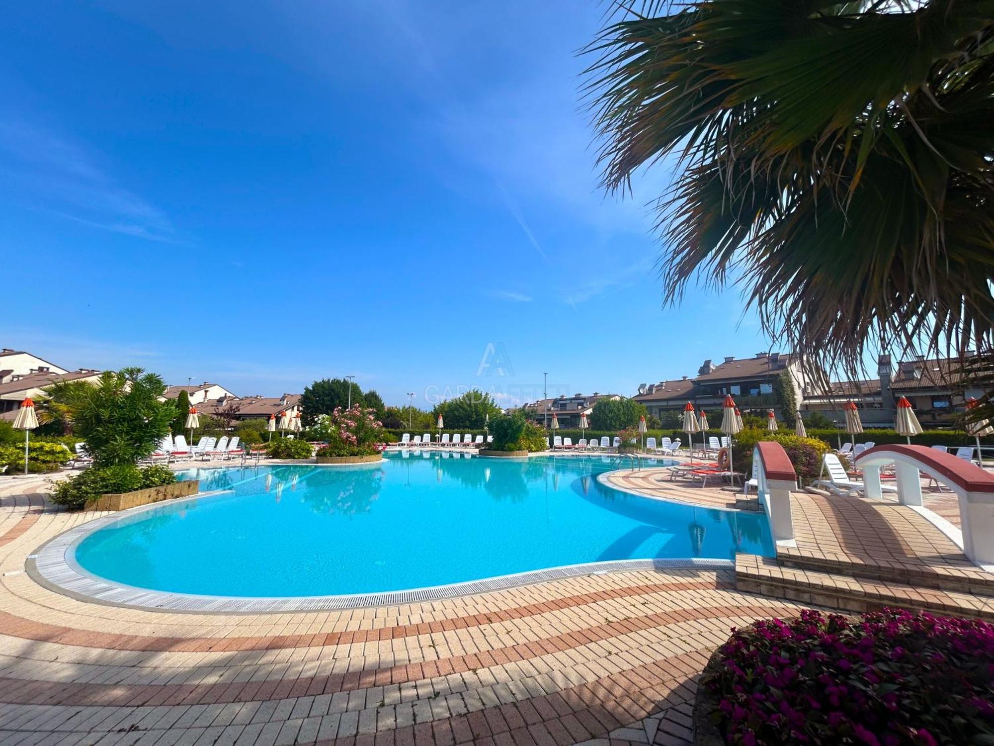 Perla Apartment - 3 Piscine E Un Bar - Desenzano Десенцано дел Гарда Екстериор снимка
