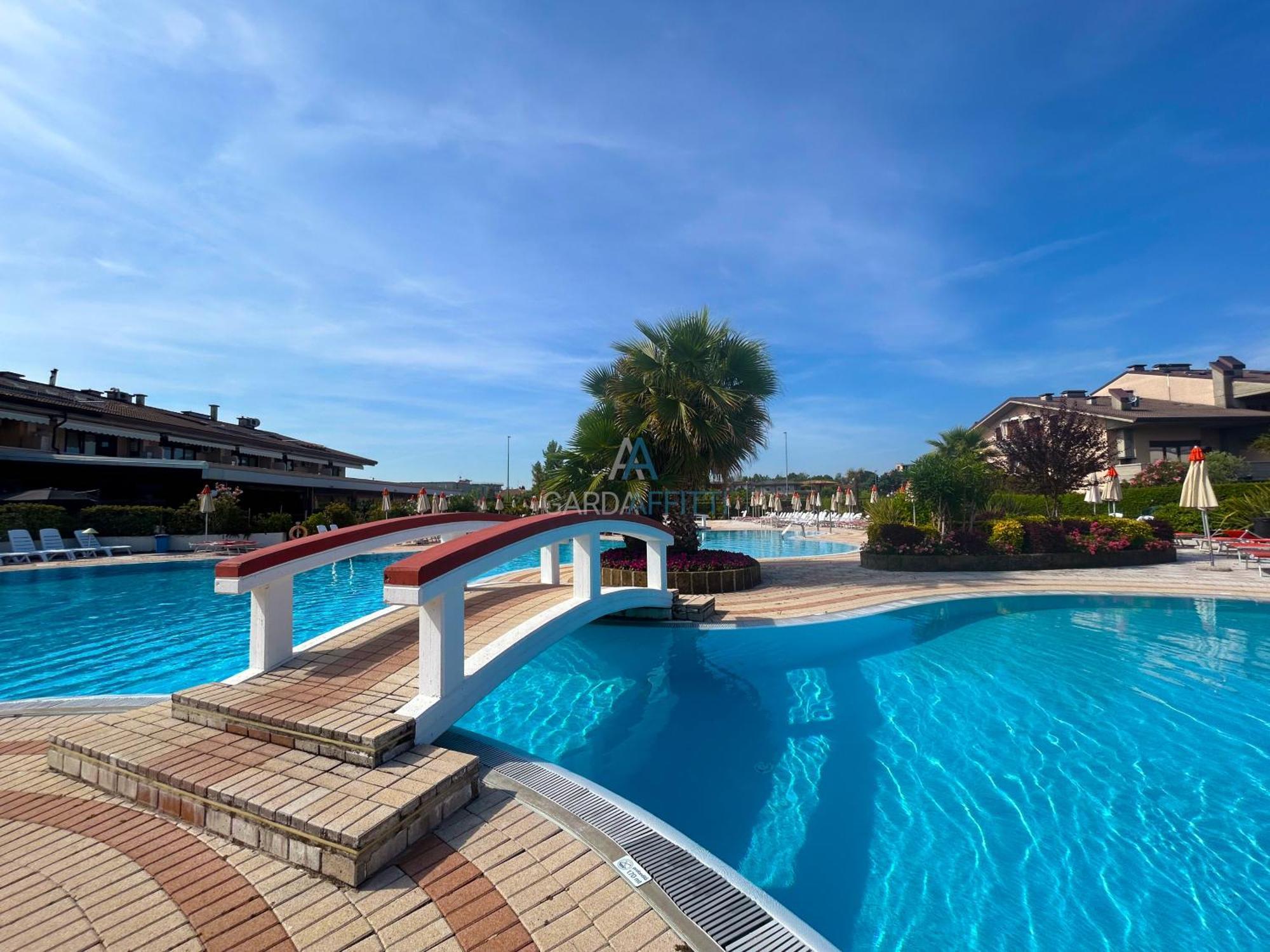 Perla Apartment - 3 Piscine E Un Bar - Desenzano Десенцано дел Гарда Екстериор снимка