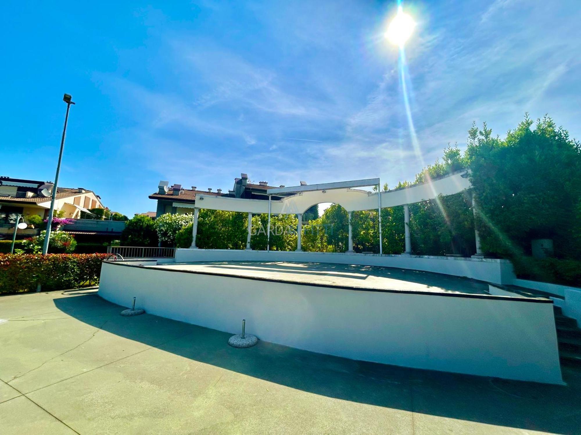 Perla Apartment - 3 Piscine E Un Bar - Desenzano Десенцано дел Гарда Екстериор снимка