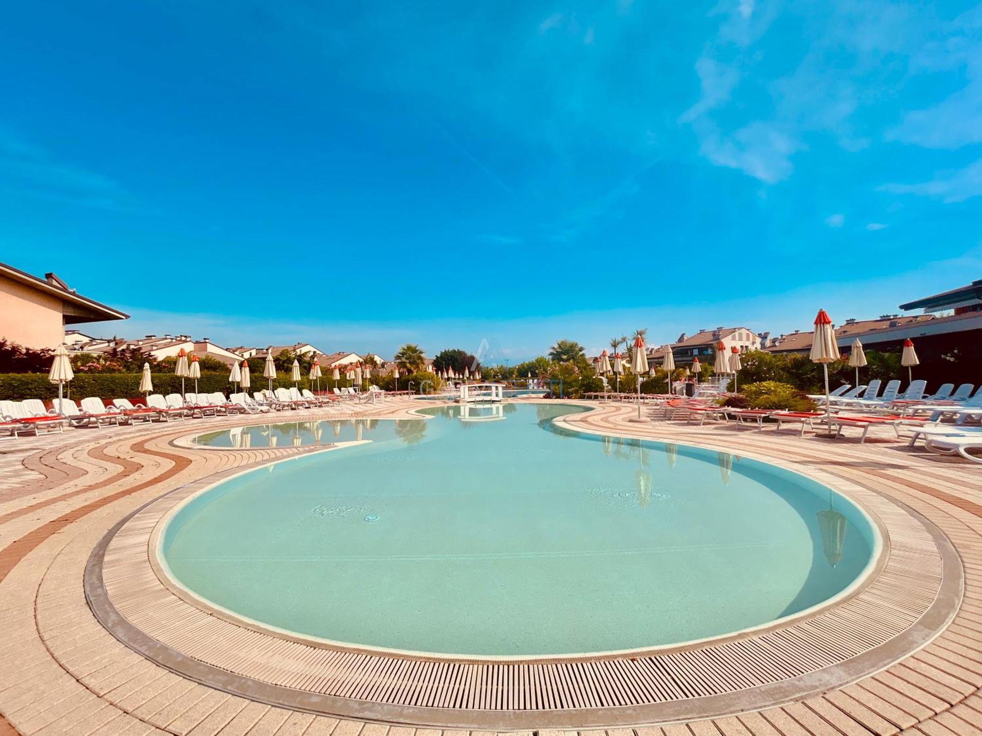 Perla Apartment - 3 Piscine E Un Bar - Desenzano Десенцано дел Гарда Екстериор снимка
