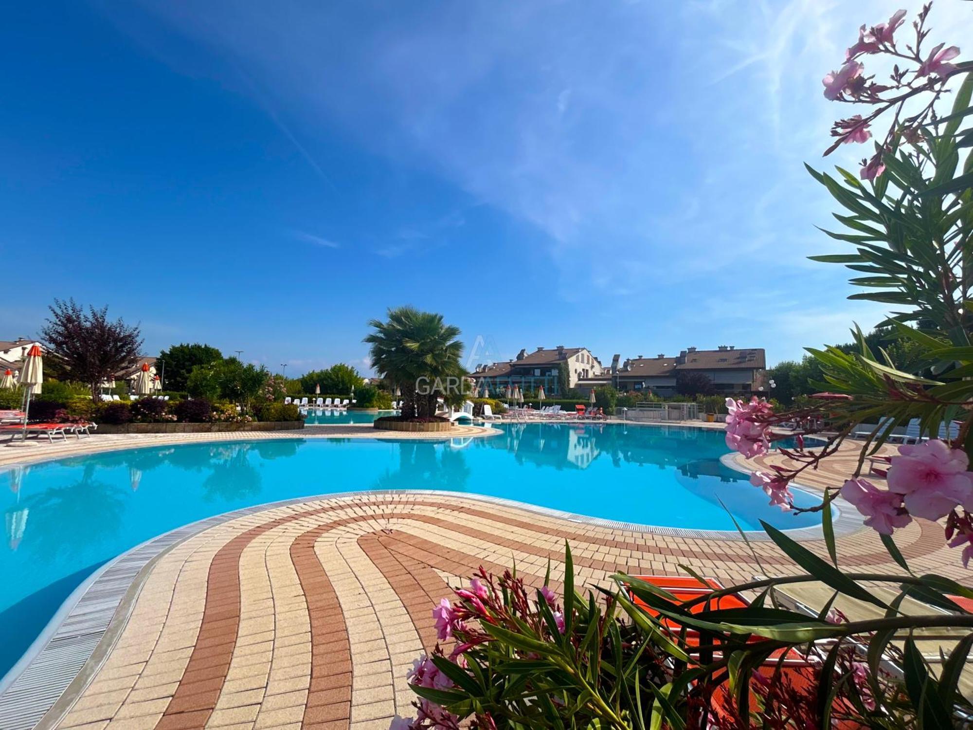 Perla Apartment - 3 Piscine E Un Bar - Desenzano Десенцано дел Гарда Екстериор снимка