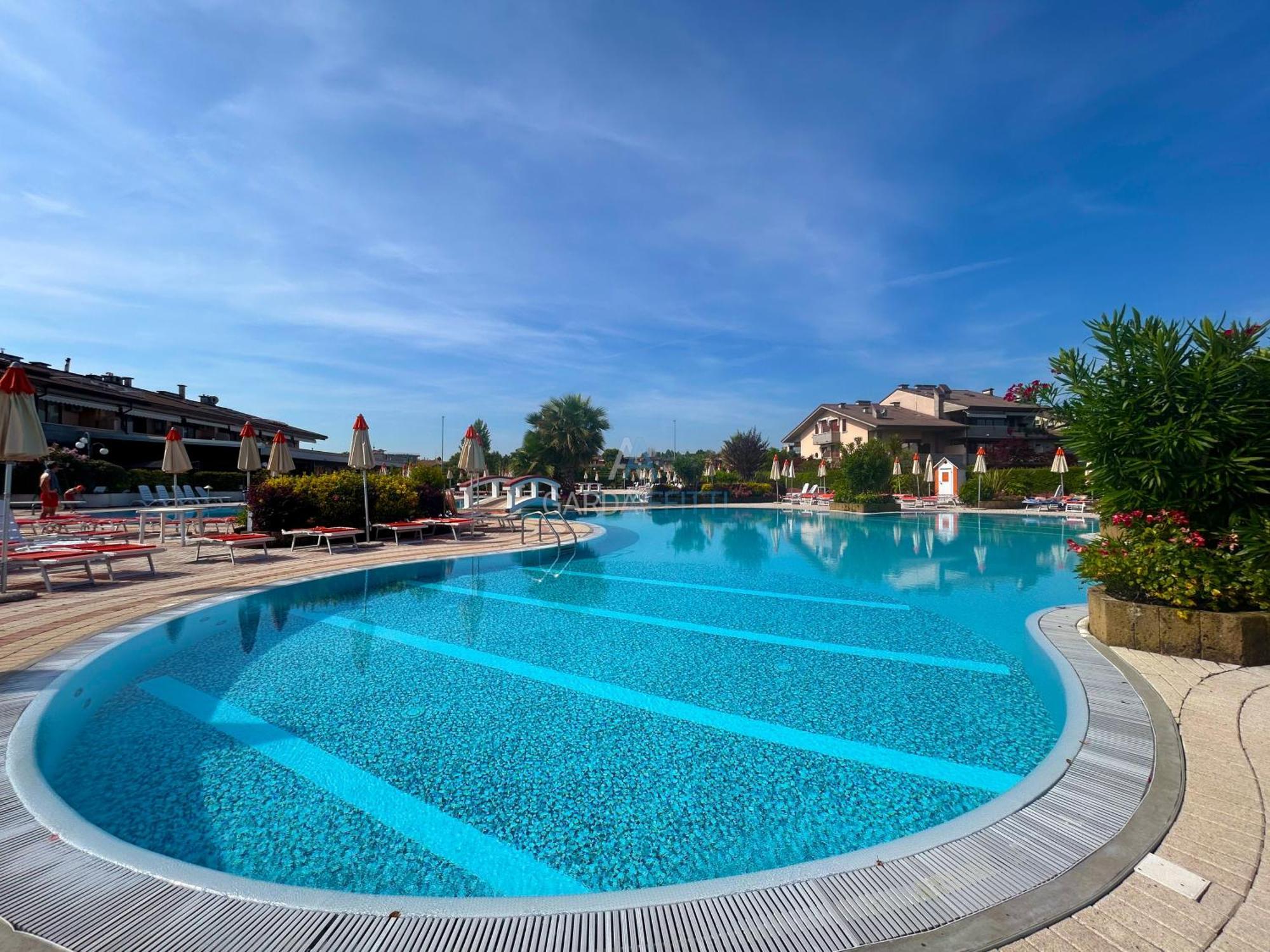 Perla Apartment - 3 Piscine E Un Bar - Desenzano Десенцано дел Гарда Екстериор снимка