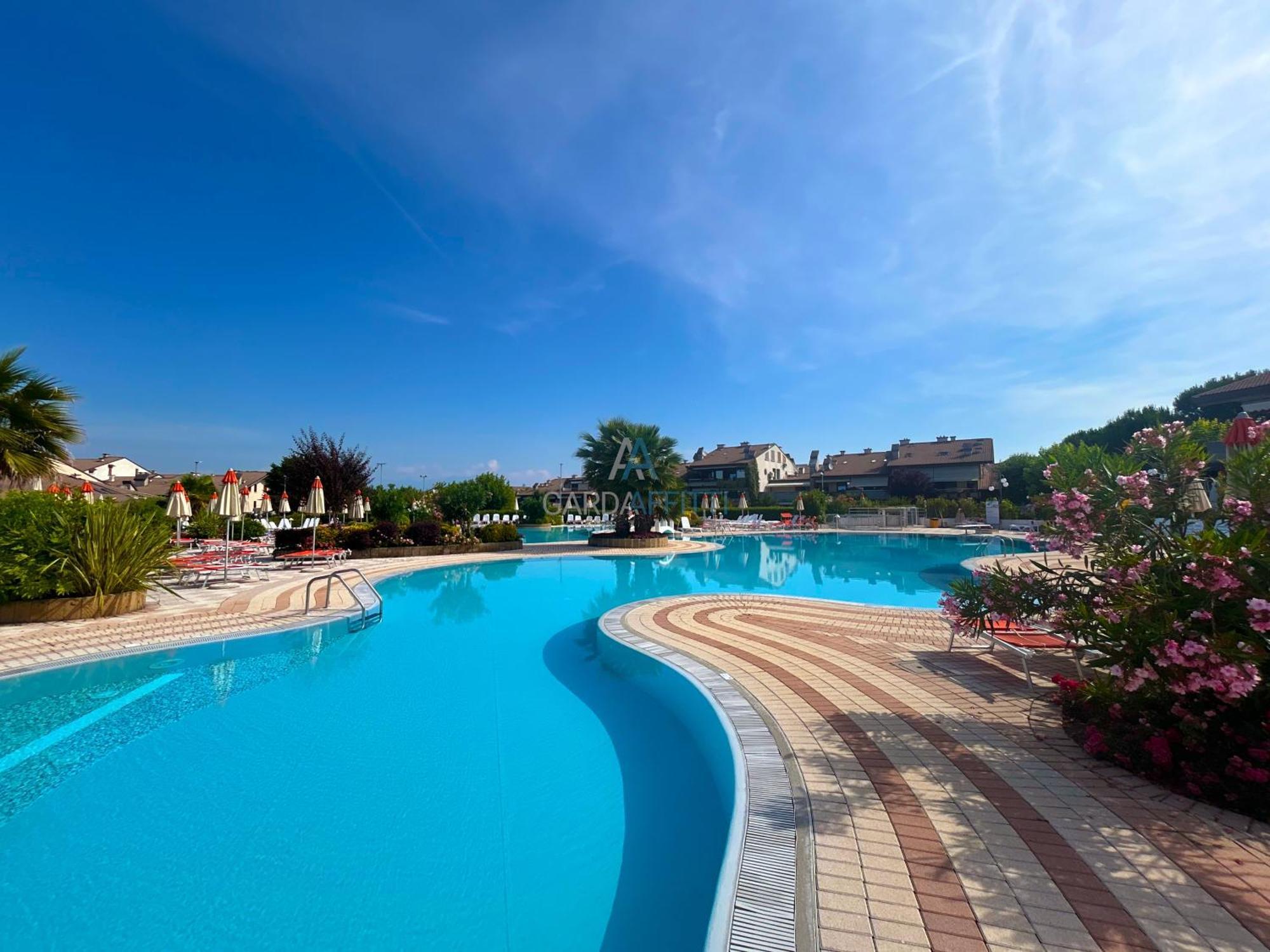 Perla Apartment - 3 Piscine E Un Bar - Desenzano Десенцано дел Гарда Екстериор снимка
