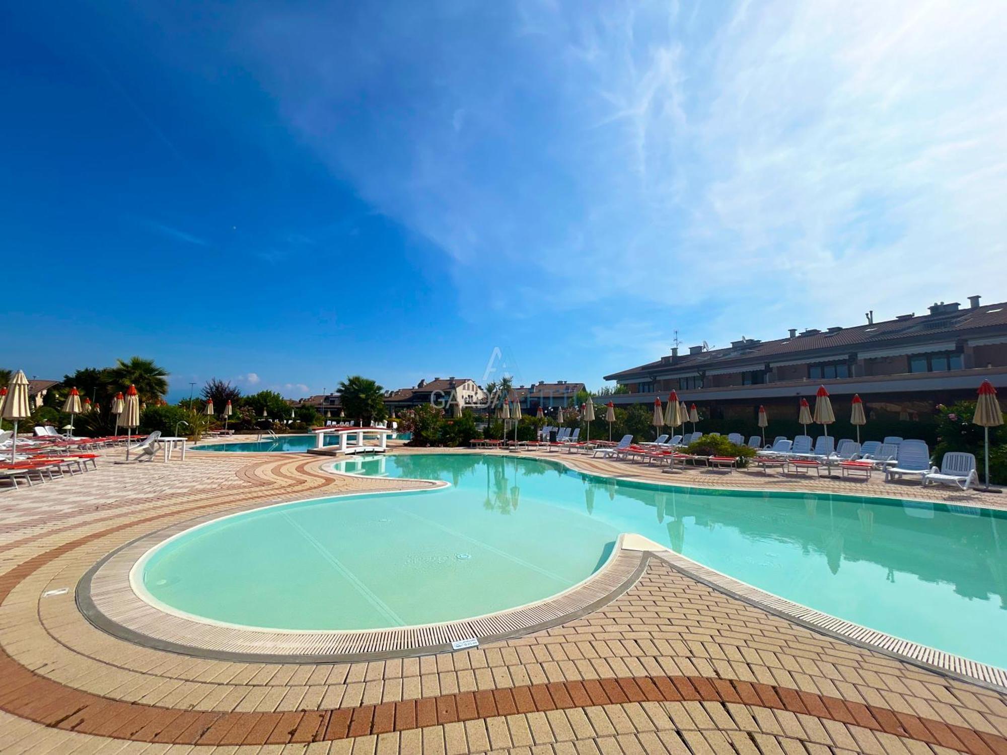 Perla Apartment - 3 Piscine E Un Bar - Desenzano Десенцано дел Гарда Екстериор снимка
