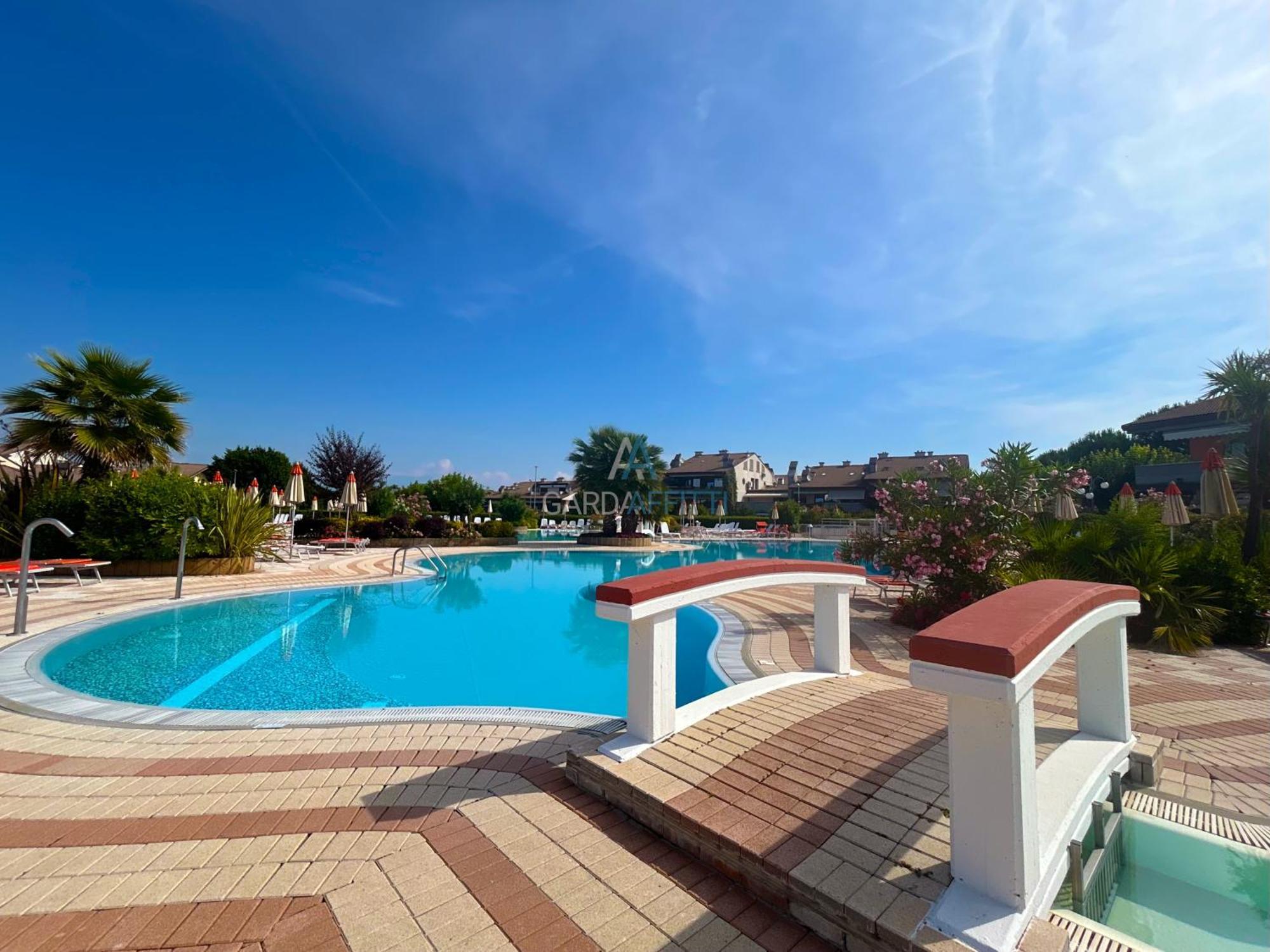 Perla Apartment - 3 Piscine E Un Bar - Desenzano Десенцано дел Гарда Екстериор снимка